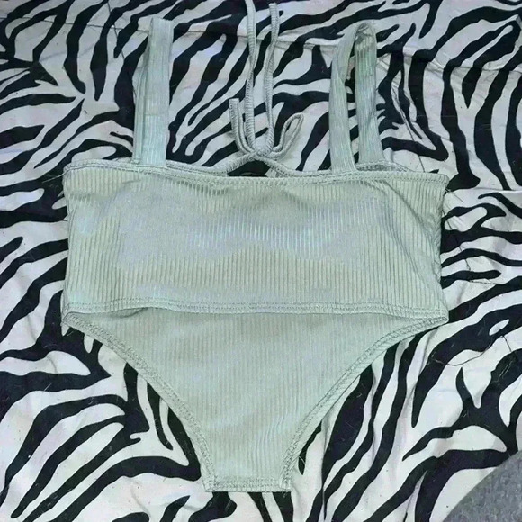 Mint Color Crop Top - Picture 2 of 3